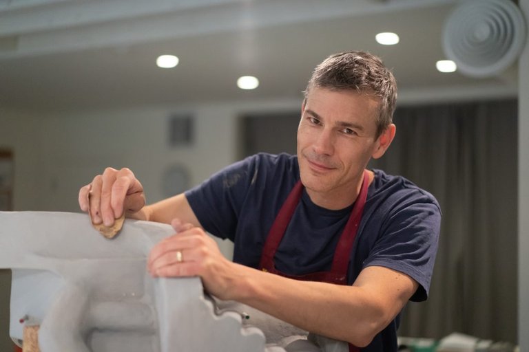 Portrait of artist Vincent Fecteau working in his studio.