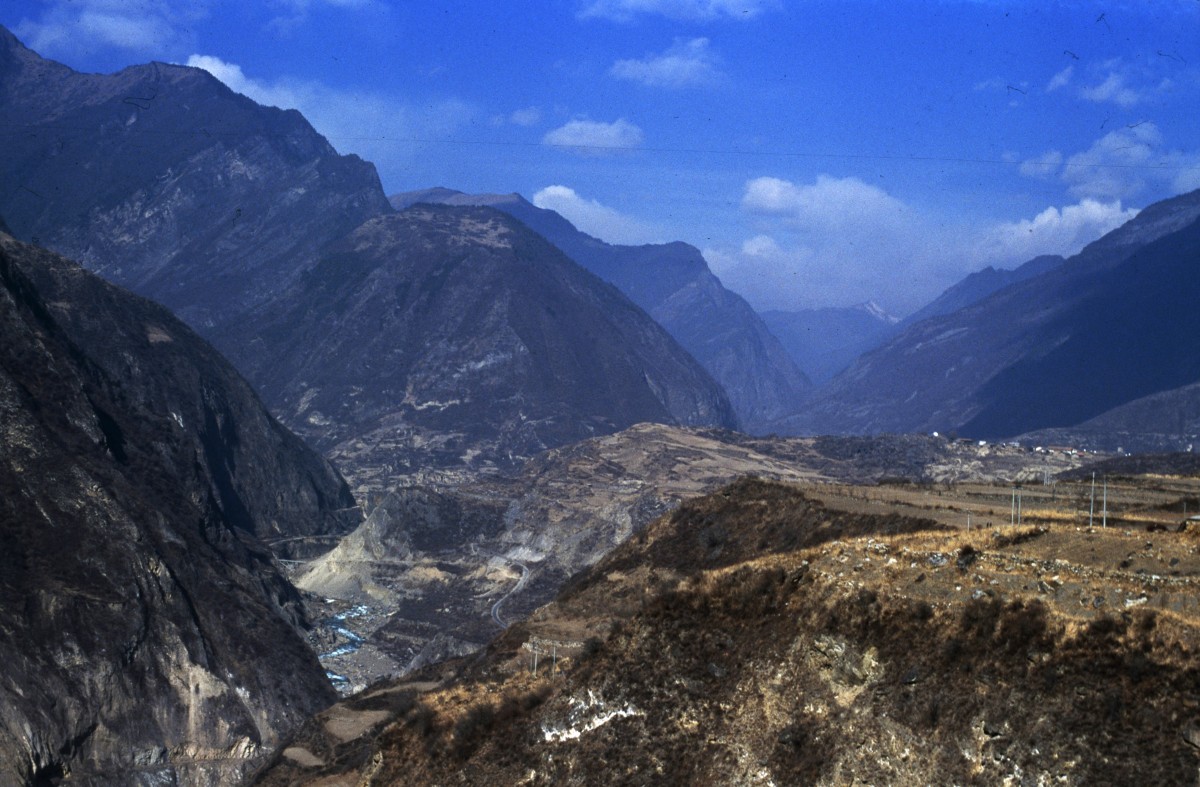 岷江上游的高山深谷