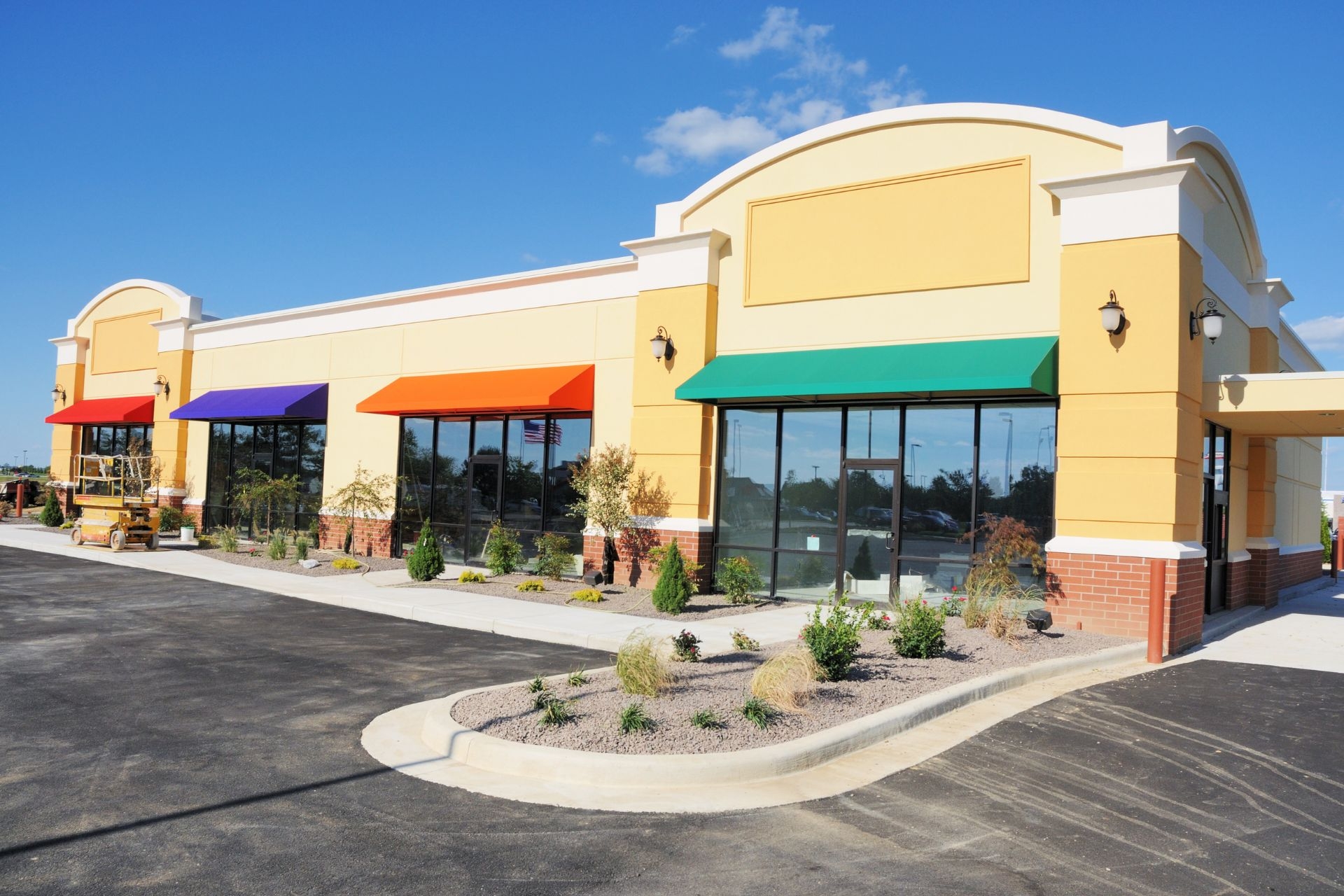 How do infrared night vision CCTV systems differ from traditional CCTV systems in terms of their ability to capture footage at night?