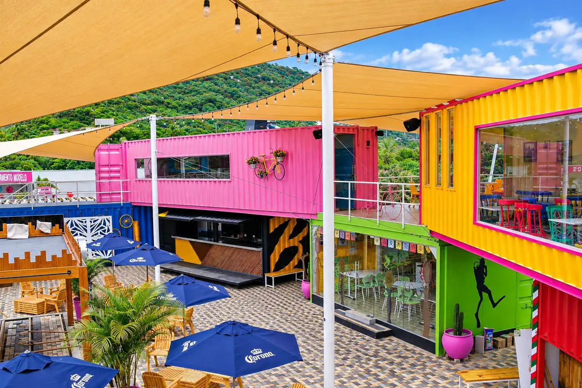 Espacio comercial construido con contenedores de colores