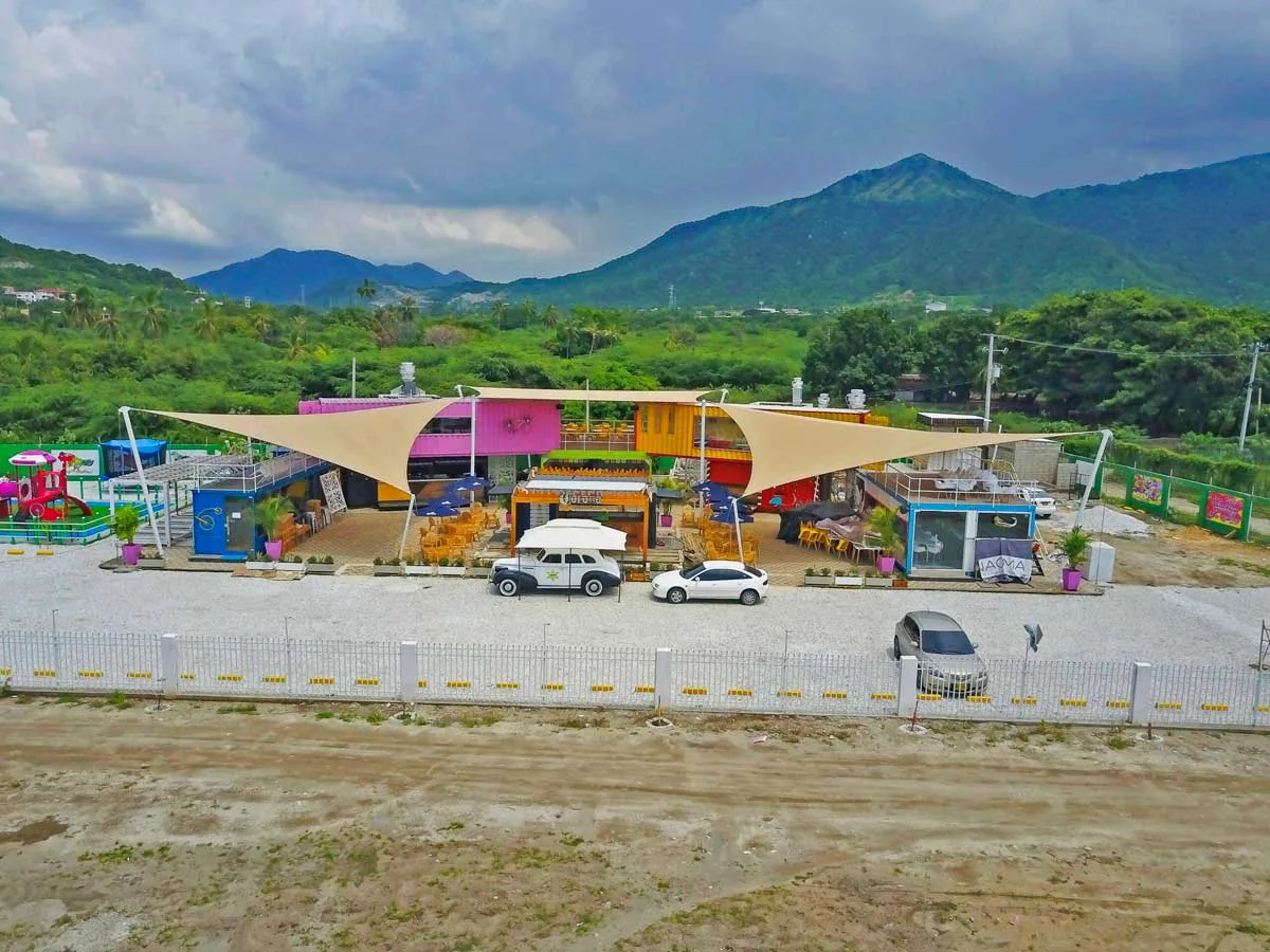 Zona C: Un centro comercial hecho con Contenedores