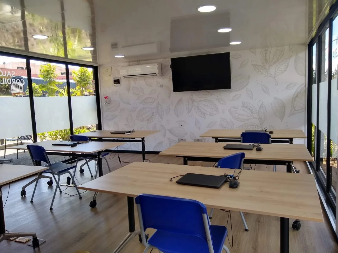 Sala de capacitaciones, sala de juntas y auditorios desarrollados con Contenedores marítimos