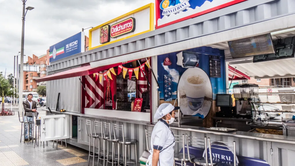 cafeteria construida con contenedores