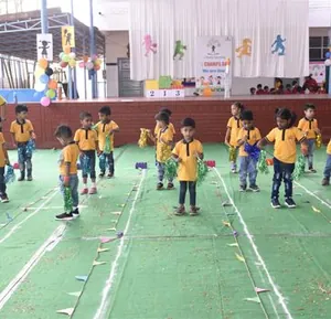 ROOTS MONTESSORI logo