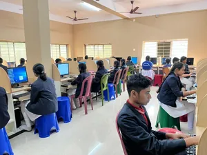 LMET INTERNATIONAL SCHOOL logo