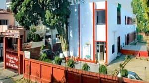 D.A.V. Public School logo