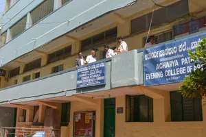 A P S Evening P U C College of Arts and Commerce logo