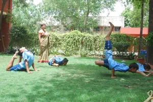 S D PUBLIC SCHOOL logo