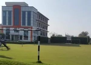 U S HIGH SCHOOL logo