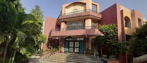 Silvertone School logo