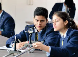 Indraprastha International School logo