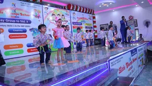 Little Champs School logo