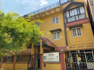 BLOOM MONTESSORI logo