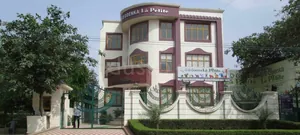 G.D GOENKA LA PETITE logo