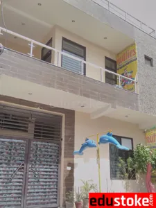 NUTTIES PLAY-WAY SCHOOL logo