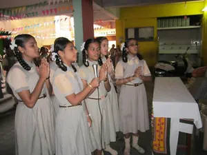 ROYAL ACADEMY ENGLISH SCHOOL logo