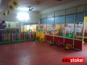 SMALL WONDERZ PLAY SCHOOL &amp; DAY CARE logo