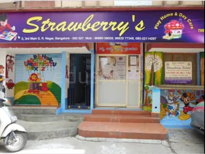 STRAWBERRYS PLAY HOME logo