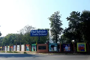 THE SYLVAN TRAILS SCHOOL logo