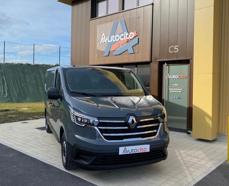 Cette image représente le Renault Trafic L1H1 devant l'entrepot Autocito