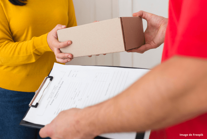 Homme qui livre un colis à une femme