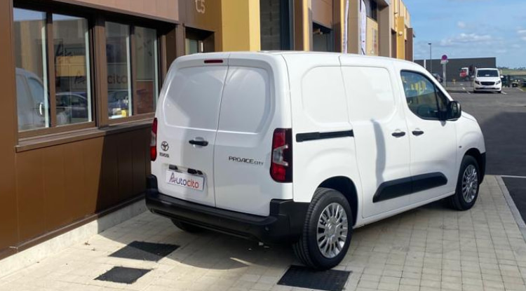 cette image représente la face arrière d'un toyota proace city 