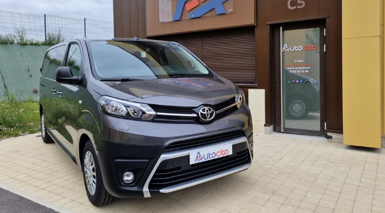 Face avant du Toyota Praoce gris en leasing chez Autocito