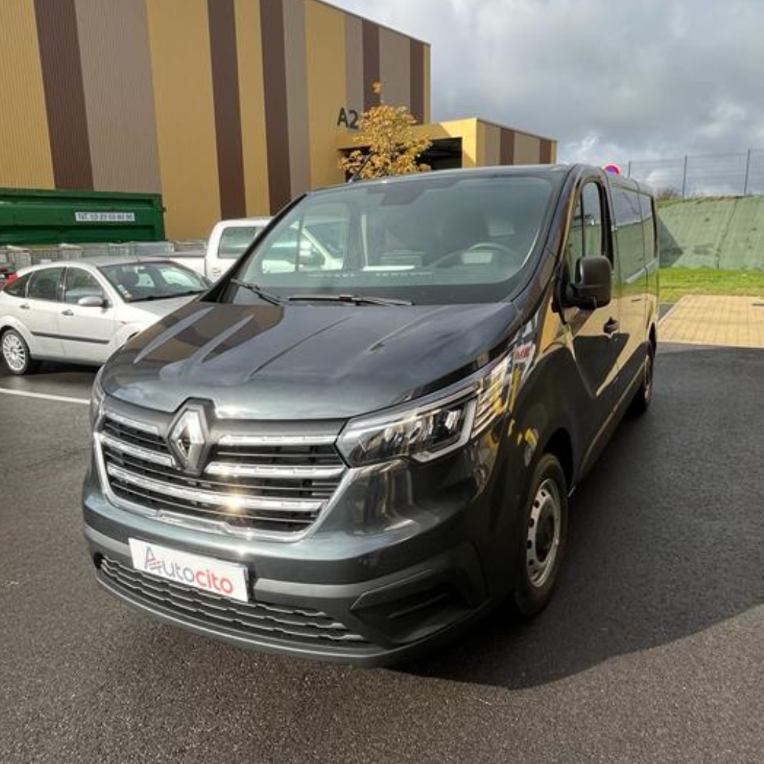 Face avant d'un trafic l1h1 gris comète de la marque renault et en leasing chez autocito