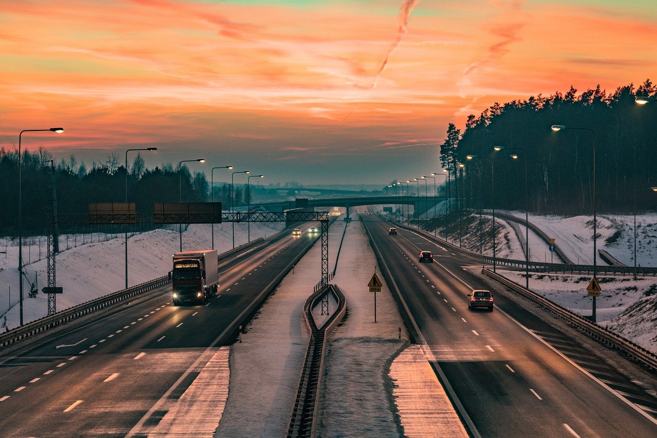 route avec couchée de soleil