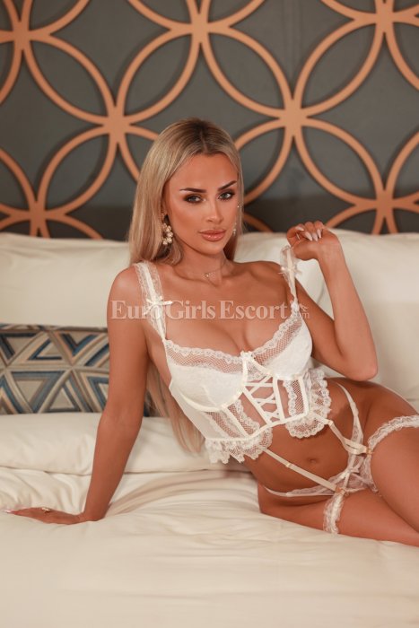 Elle - escort gallery photo 3