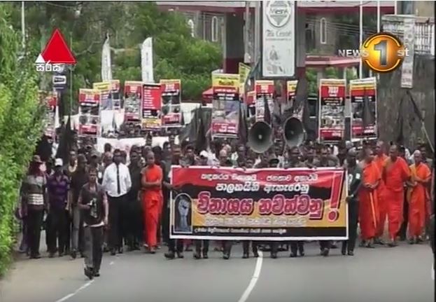 Mass protest in Bandarawela against Uma Oya water project