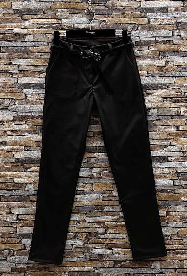 Pantalon ELLA chino en similicuir avec poches avant et ceinture.