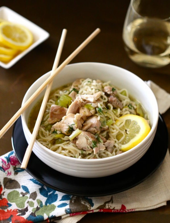 Ramen de poulet au citron prêt à être dégusté