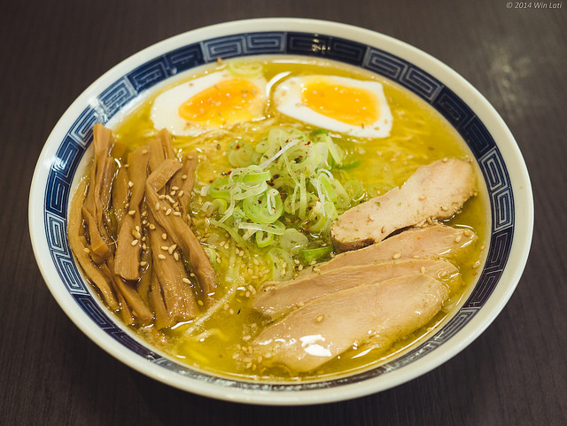 Soupe De Ramen Japonais Avec Poulet, Oeuf, Ciboulette Et Pousse Sur Un Fond  En Bois Foncé. Banque D'Images et Photos Libres De Droits. Image 53701550