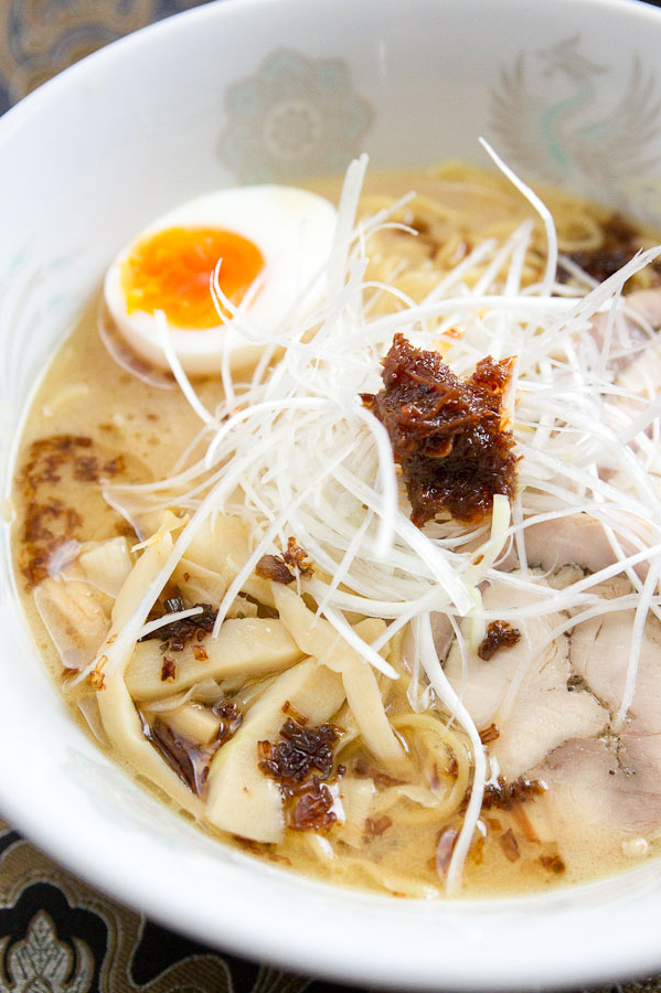 Ramen au poulet dans un bol blanc