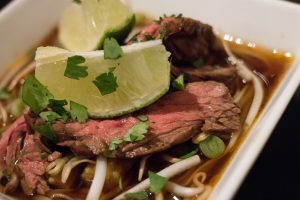 Le ramen au bœuf servi avec un citron