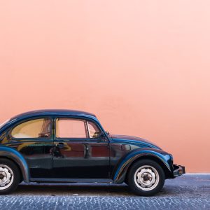 voiture noir sur fond rose