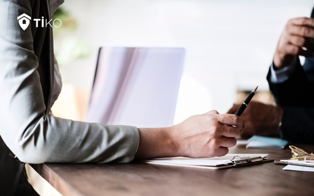 Dos personas gestionando un certificado energético