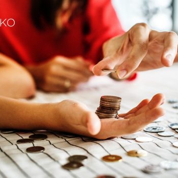 Mujer cuenta dinero sobre la mesa