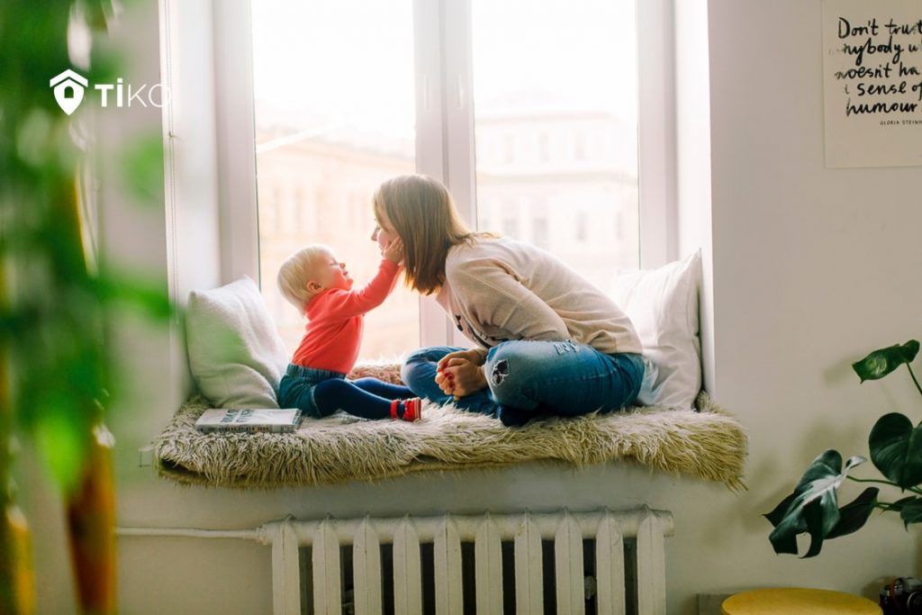 Familia en el salón de su casa