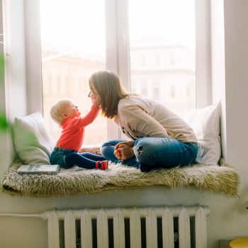 Familia en el salón de su casa