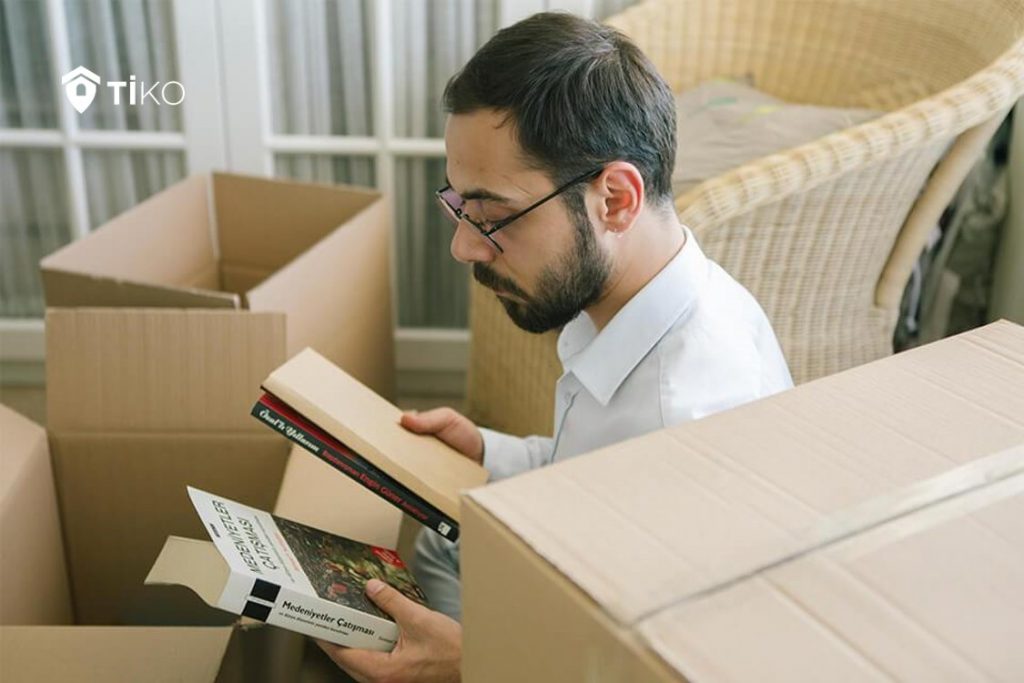 Hombre prepara la mudanza de su casa vendida