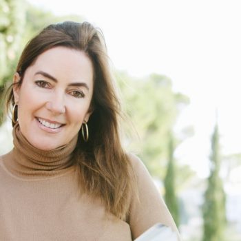 Mujer mira sonriente a la cámara