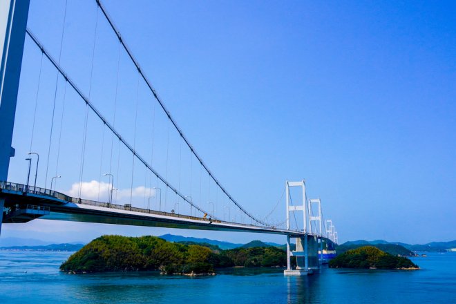 「しまなみ海道」の見どころのひとつ、全長約4kmにもおよぶ来島海峡大橋