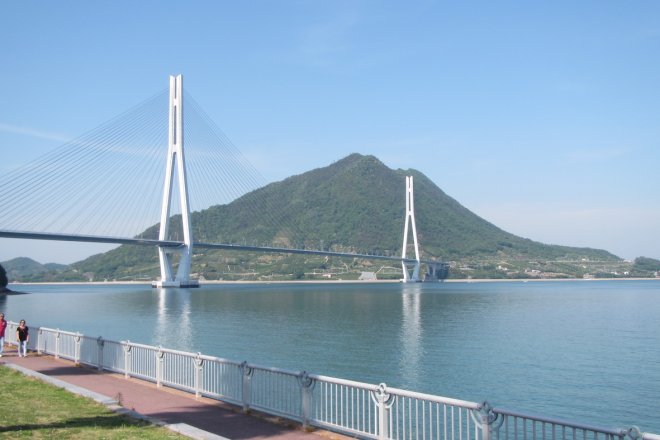 The Tatara Bridge connects Omishima Island in Ehime Prefecture and Ikuchijima Island in Hiroshima Prefecture. The best place to see the entire bridge is at Tarara Shimanami Park. (photo courtesy of Wei Hua Hsuan)