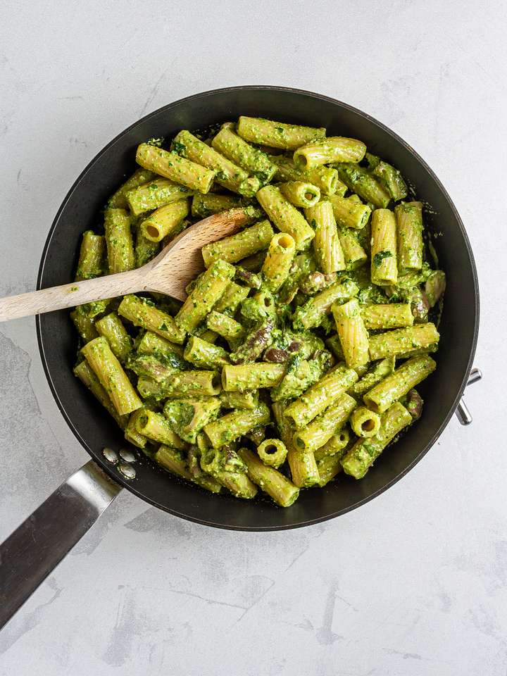 Vegan Spinach Pesto Mushroom Pasta Recipe | Foodaciously