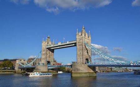 Big Ben der Tower Bridge aufgedeckt mit einem lokalen