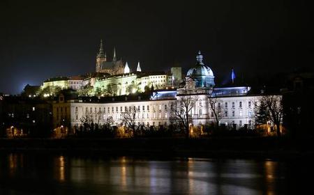 Prag: Silvester-Bootsfahrt mit Abendessen & Feuerwerk