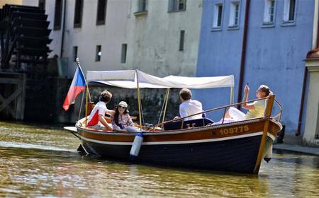 Prag: Private Sightseeing Cruise auf einem Mahagony…