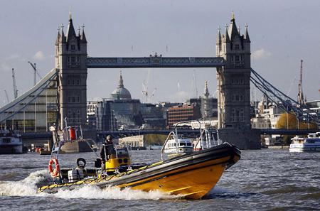 High-Speed-Flussfahrt auf der Themse